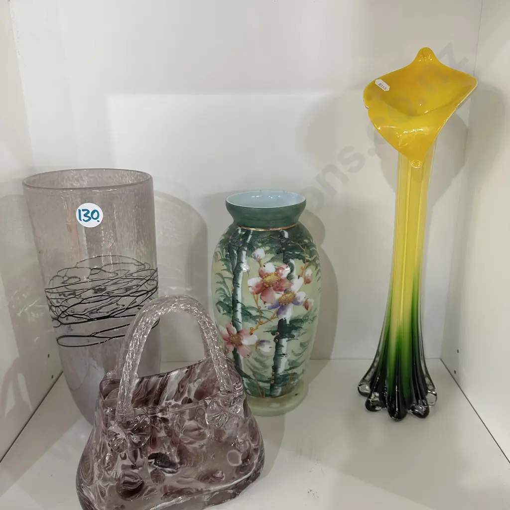 4 art glass vases Image 1++