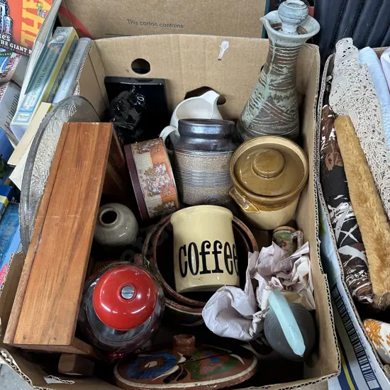 Box of vintage collectables/pottery.