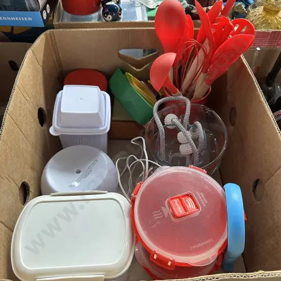 Box of kitchenware including Pyrex mixing bowls etc.