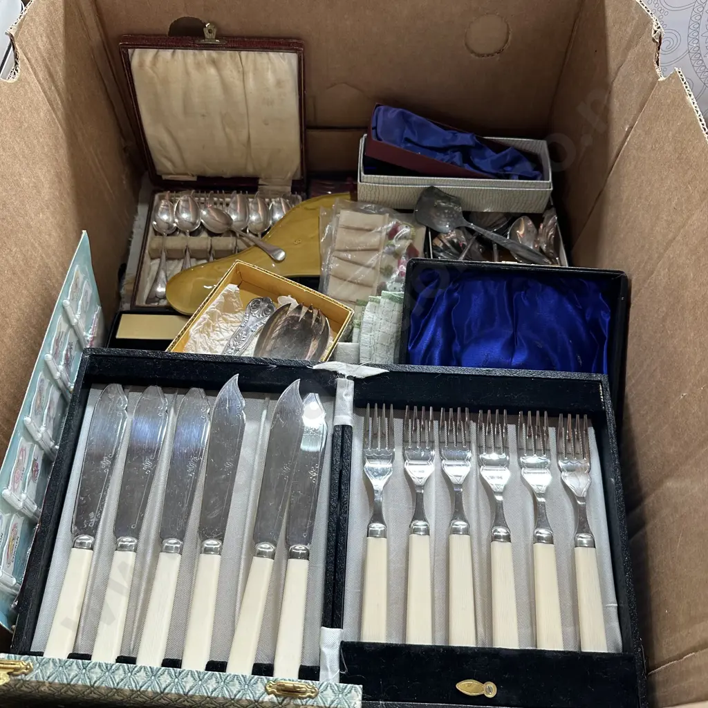 Box of spoon, knife and fork sets etc. Image 1++