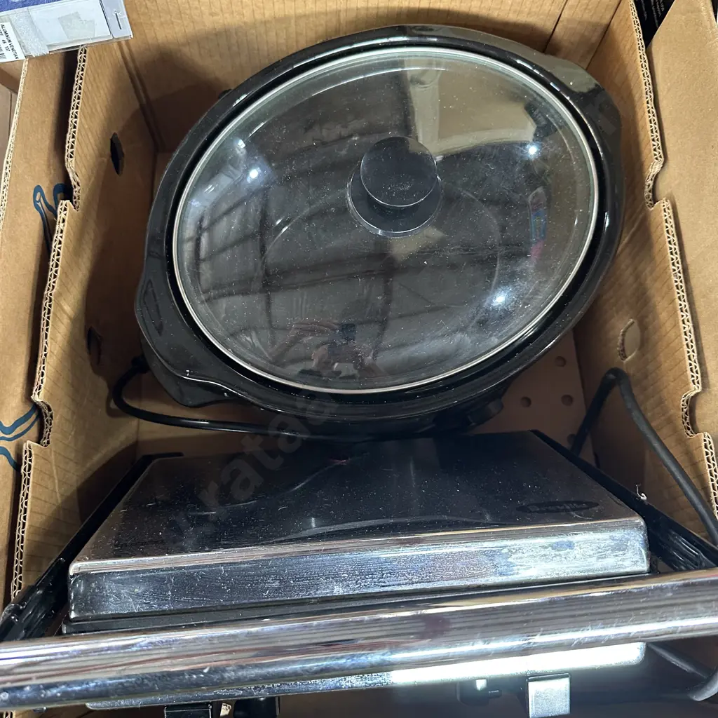 Slow cooker and average sandwich press. Image 1++