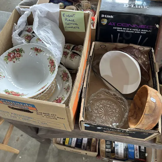 Complete Eight place dinnerset, plus bowls etc.