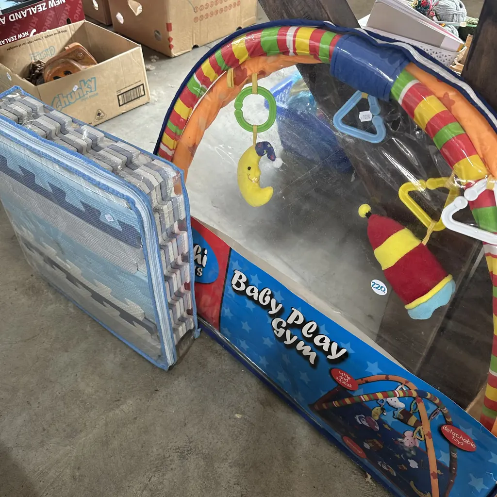 Baby play gym and interlocking mat. Image 1++
