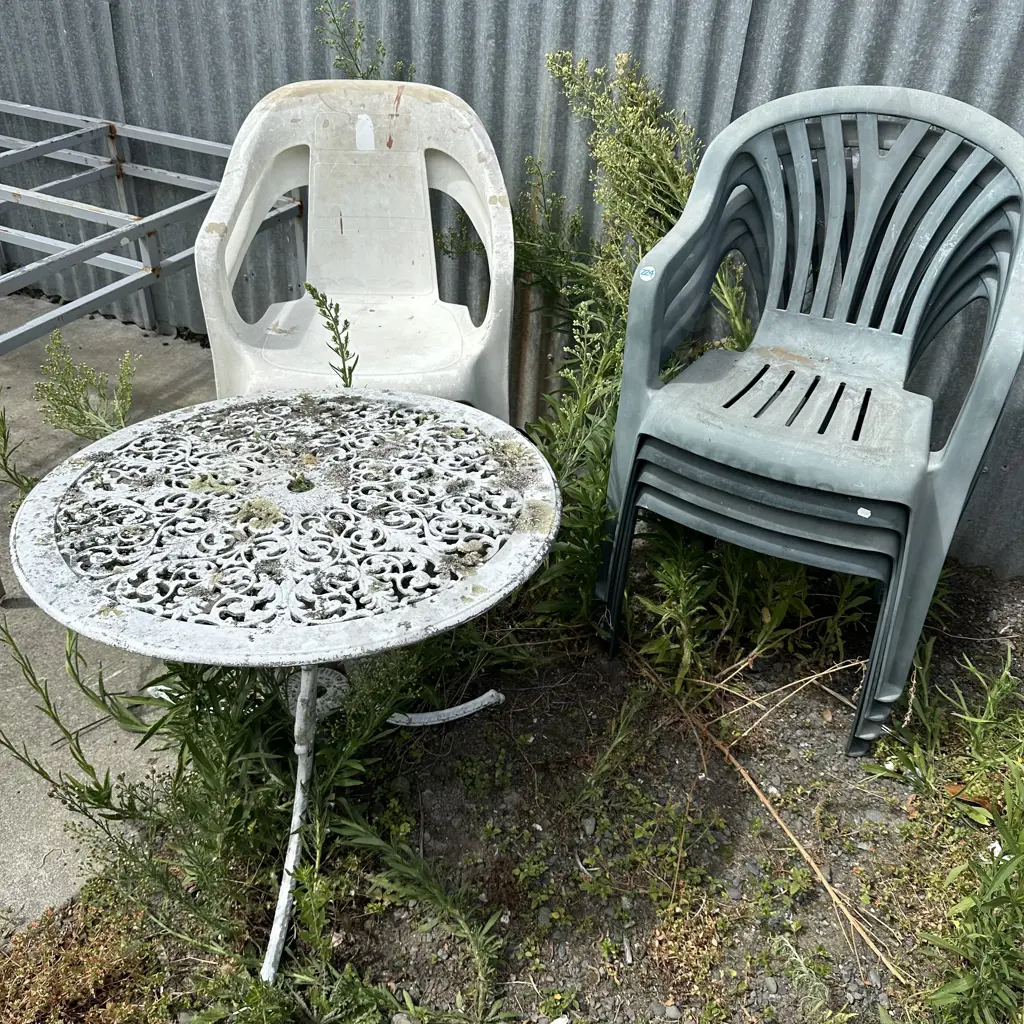 Six plastic chairs and outdoor table. Image 1++