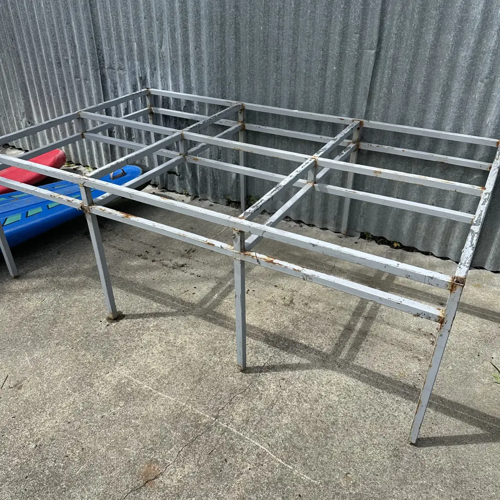 metal frame Image 1++