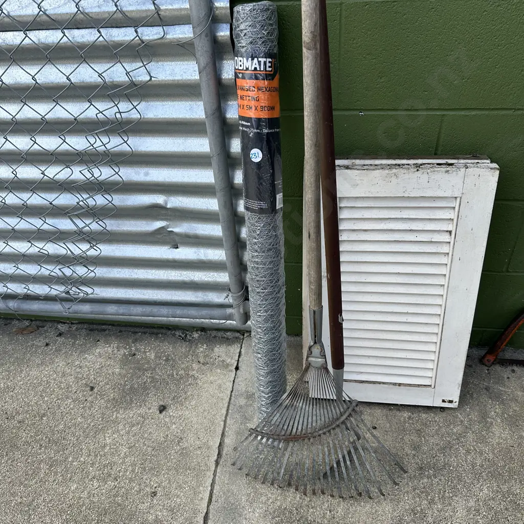 Leaf rake, hoe, new galvanised netting etc. Image 1++
