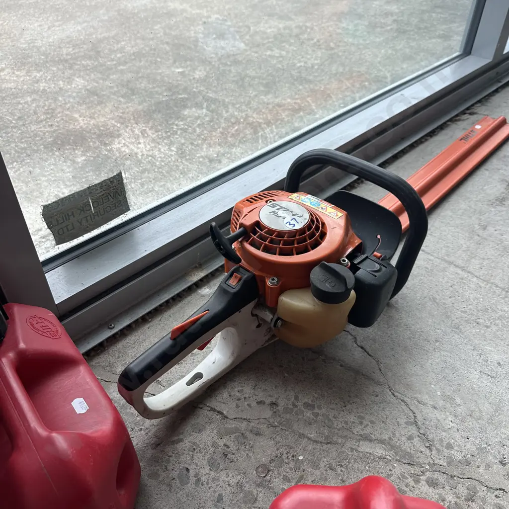 Stihl hedge trimmer and petrol can Image 1++