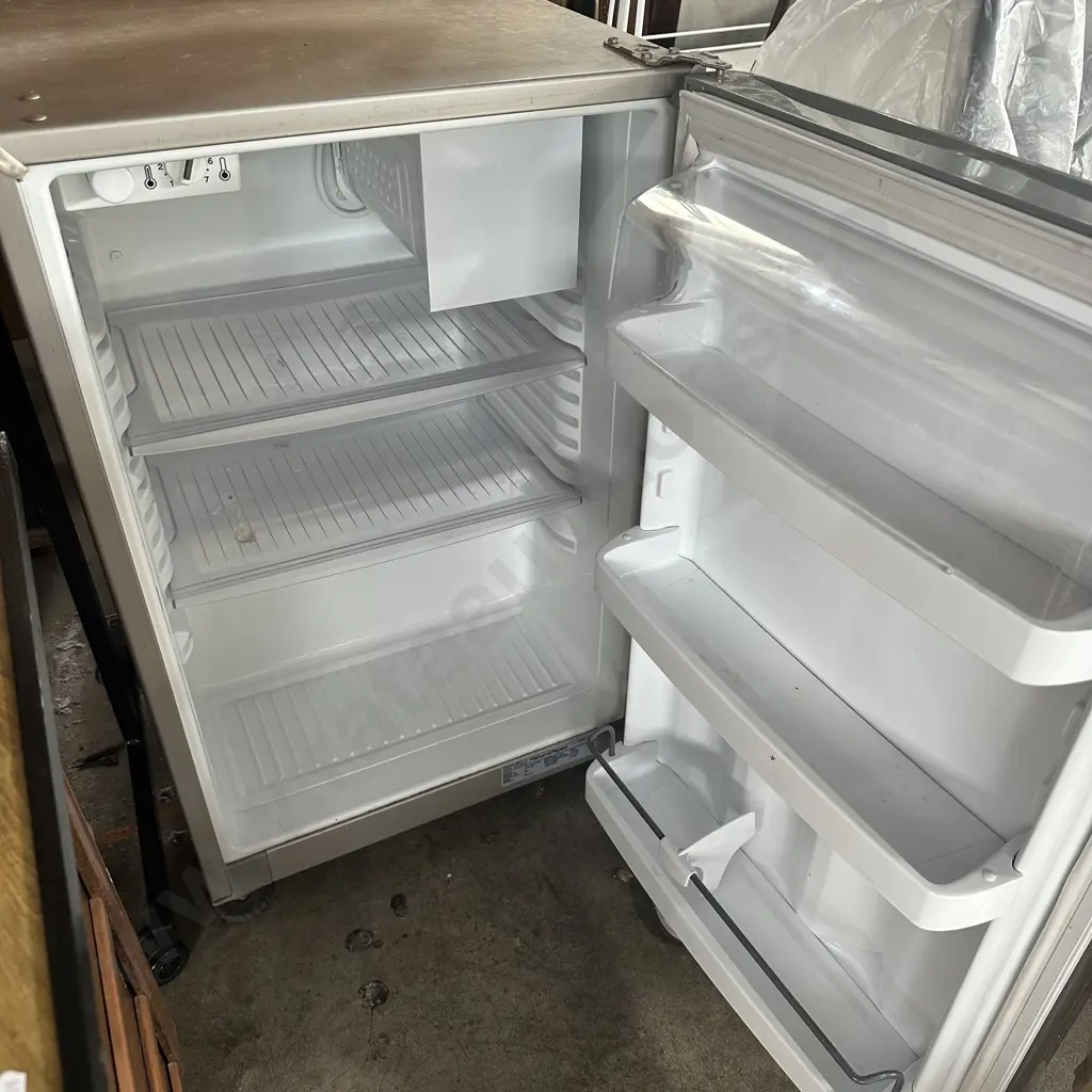 under bench fridge, missing 2 back feet Image 1++