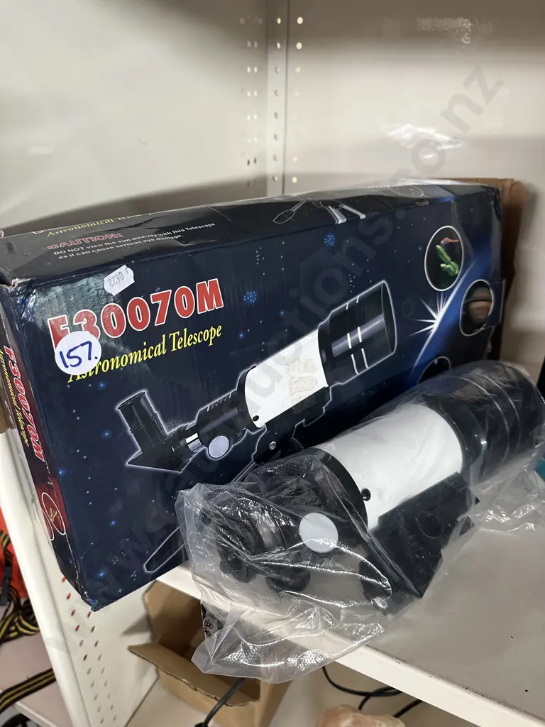 telescope boxed and unused plus an Ereader (needs power supply) Image 1++