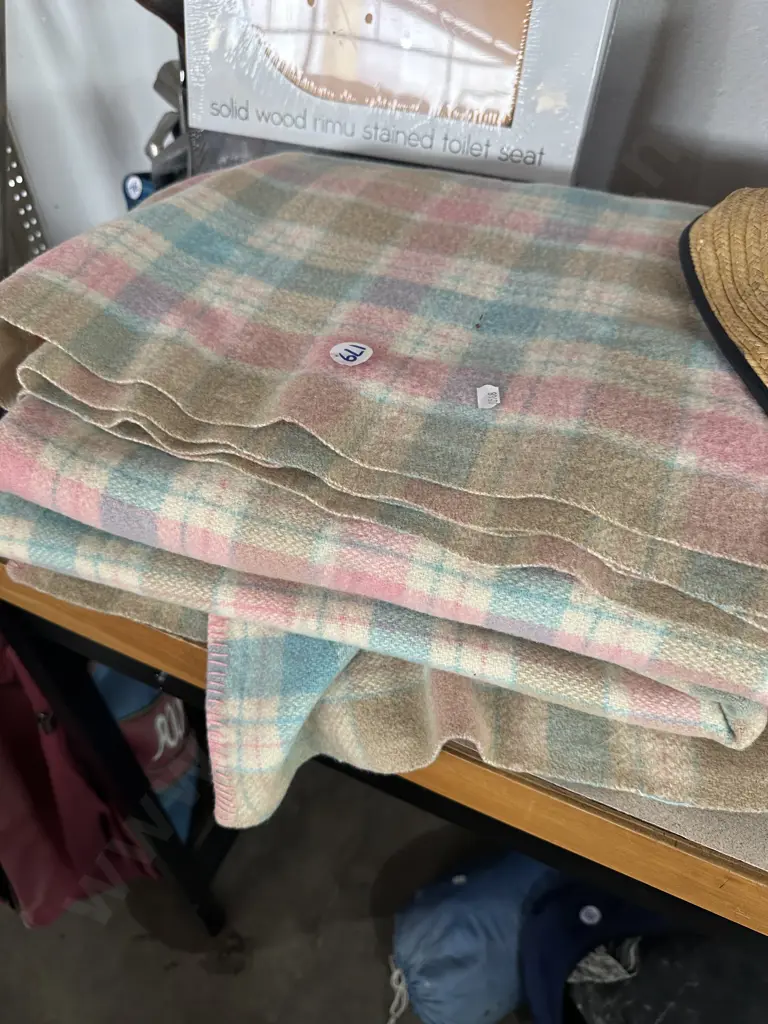 woolen blankets x 2 Image 1++