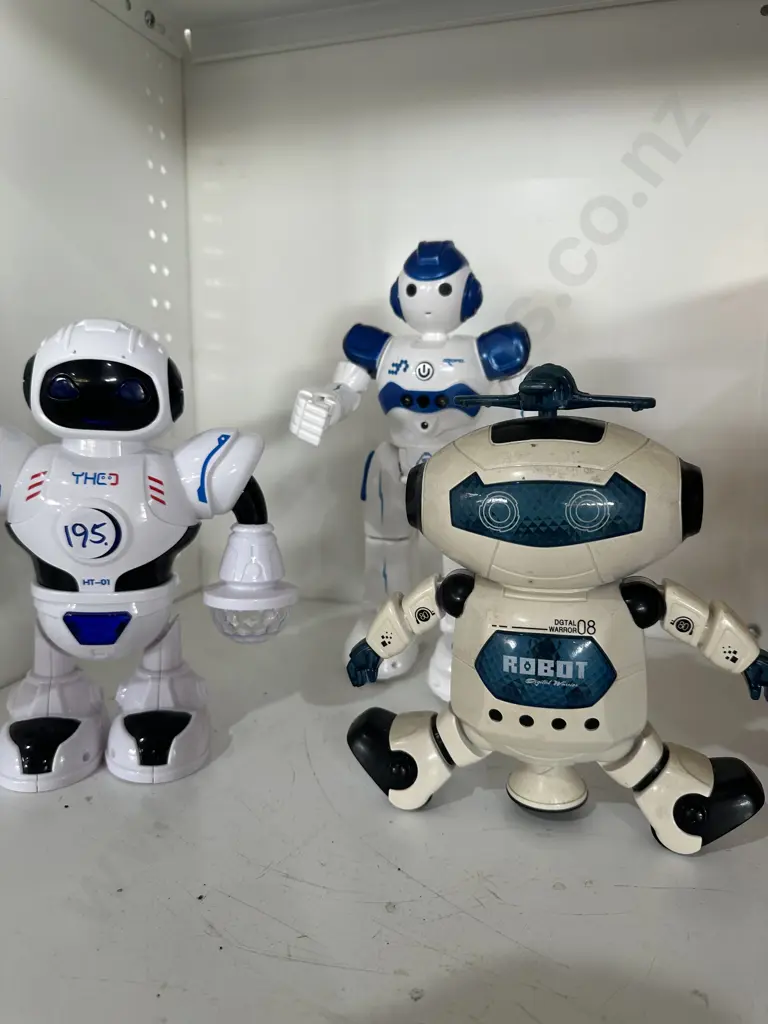 3 robots Image 1++