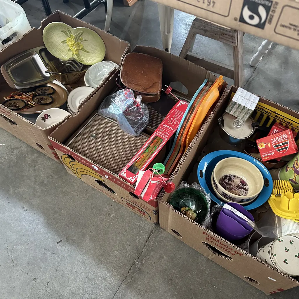 Three boxes cartonware, vintage speakers, kitchenware etc. Image 1++