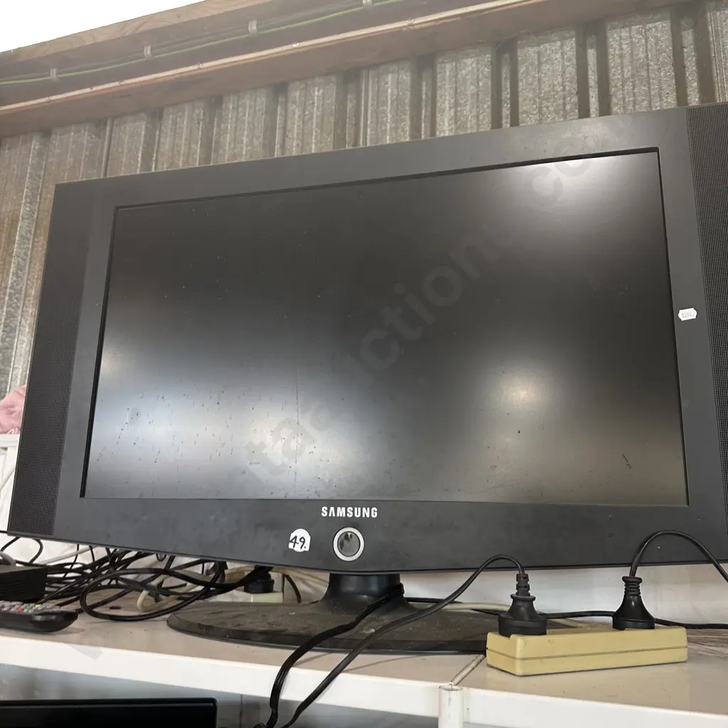 Samsung 32inch TV no remote (controls on side of TV) Image 1++