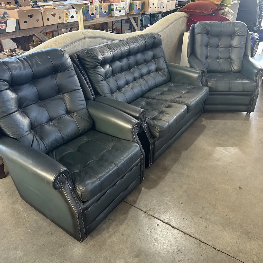 3pc Leather and domed suite - the 2 chairs have a couple damaged buttons Image 1++