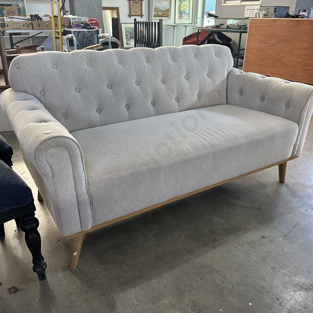 Button back sofa Image 1++