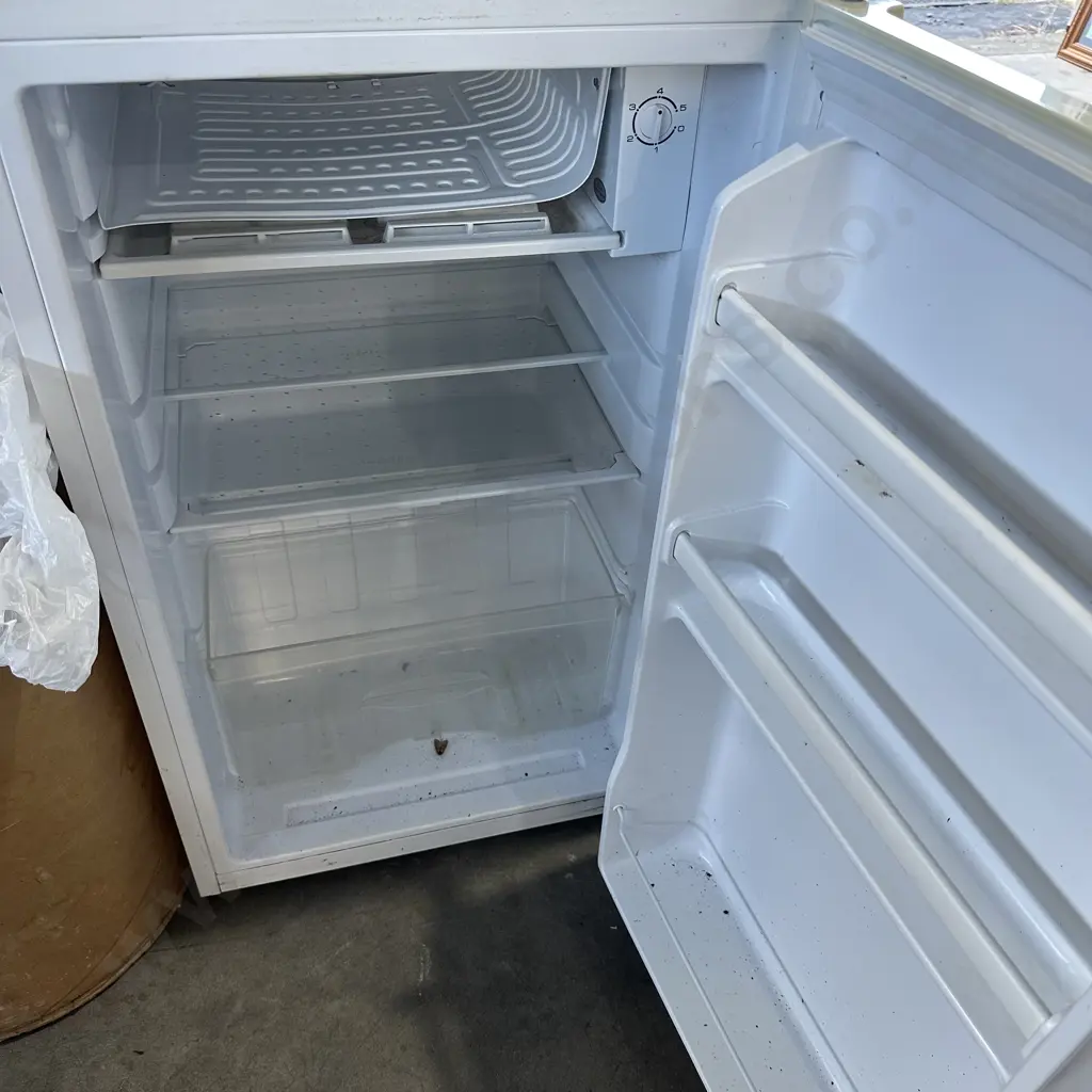 underbench fridge Image 1++