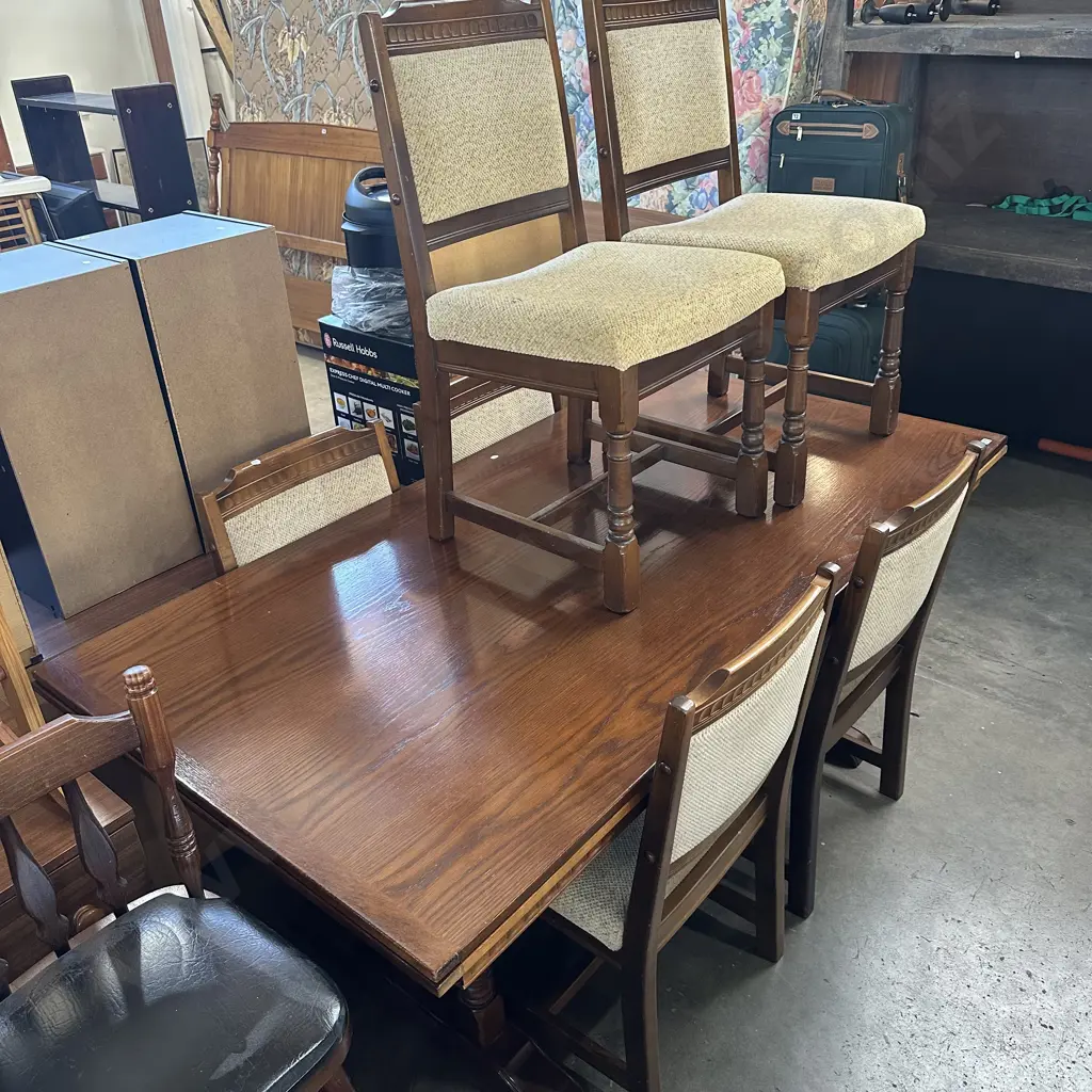extendable Oak dining table and 6 chairs - great condition Image 1++