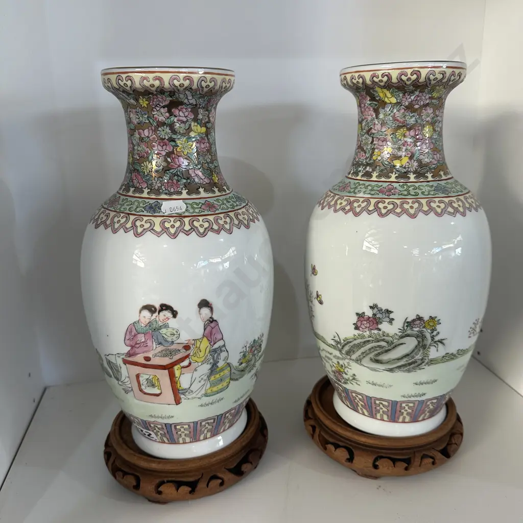 Pr oriental vases on wooden bases Image 1++