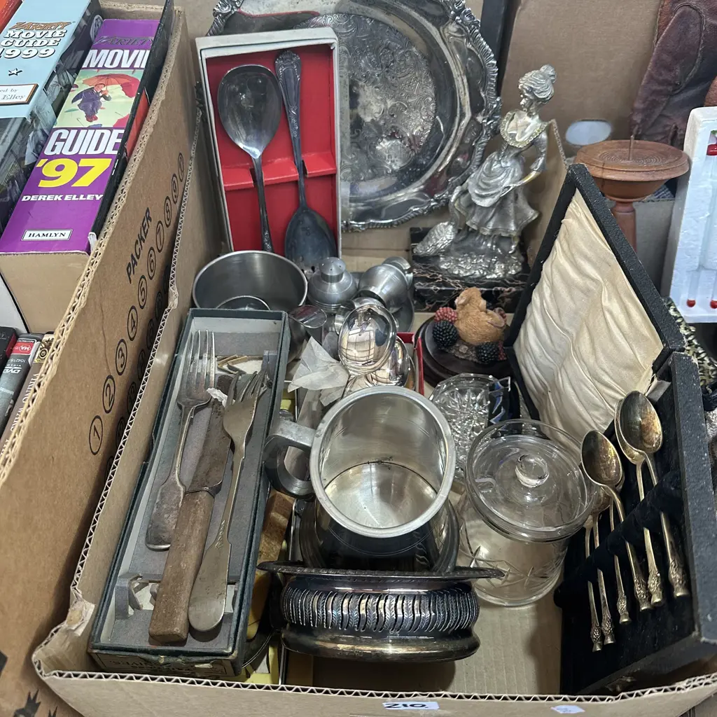 Box of silverware items including cutlery etc. Image 1++