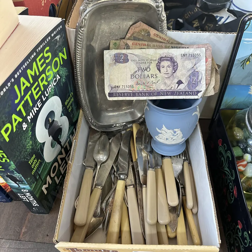 Collectable notes, wedgwood, cutlery and silver tray. Image 1++