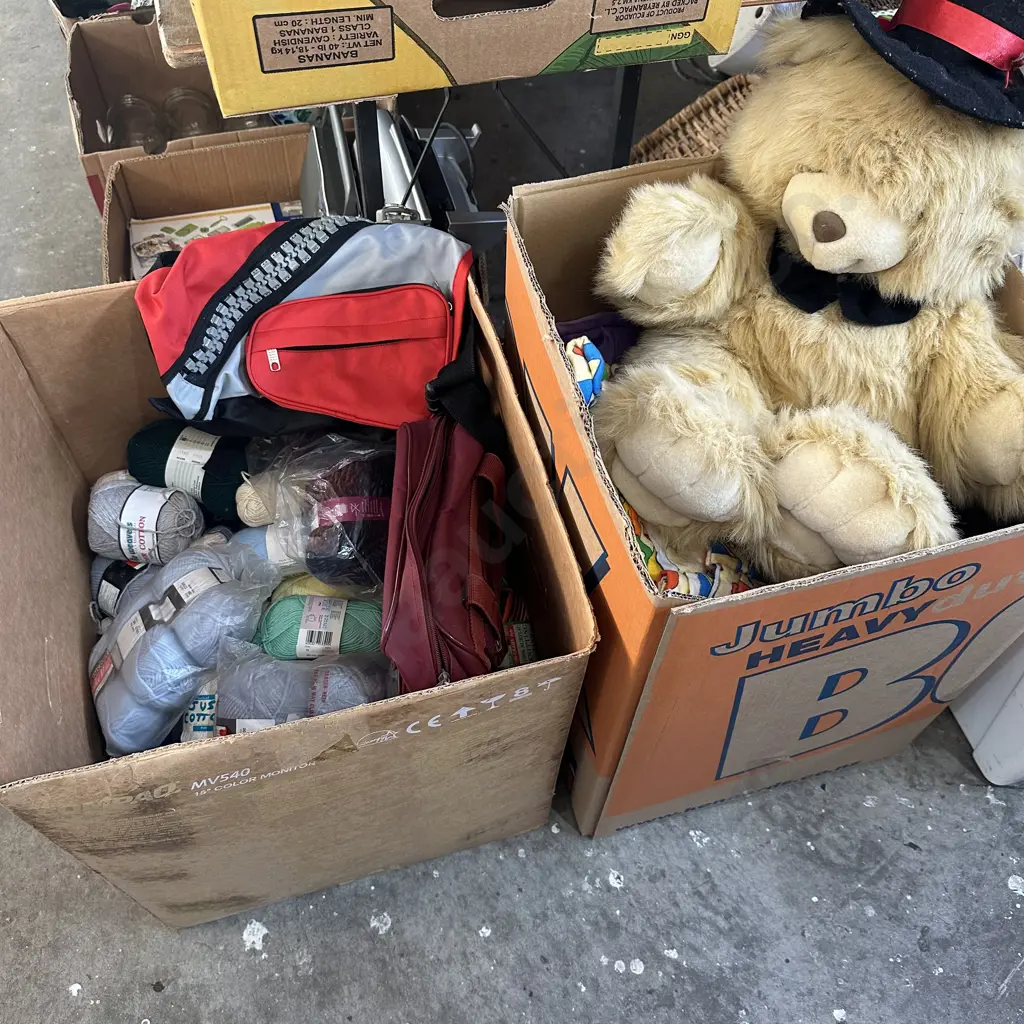 Two boxes of wool and large soft beer, bags etc. Image 1++