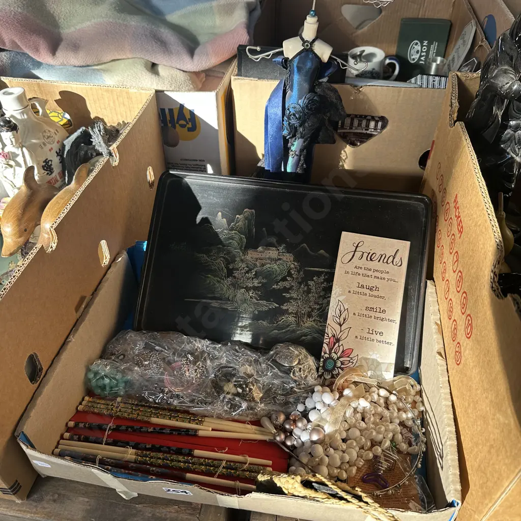 Box of costume jewellery etc. Image 1++