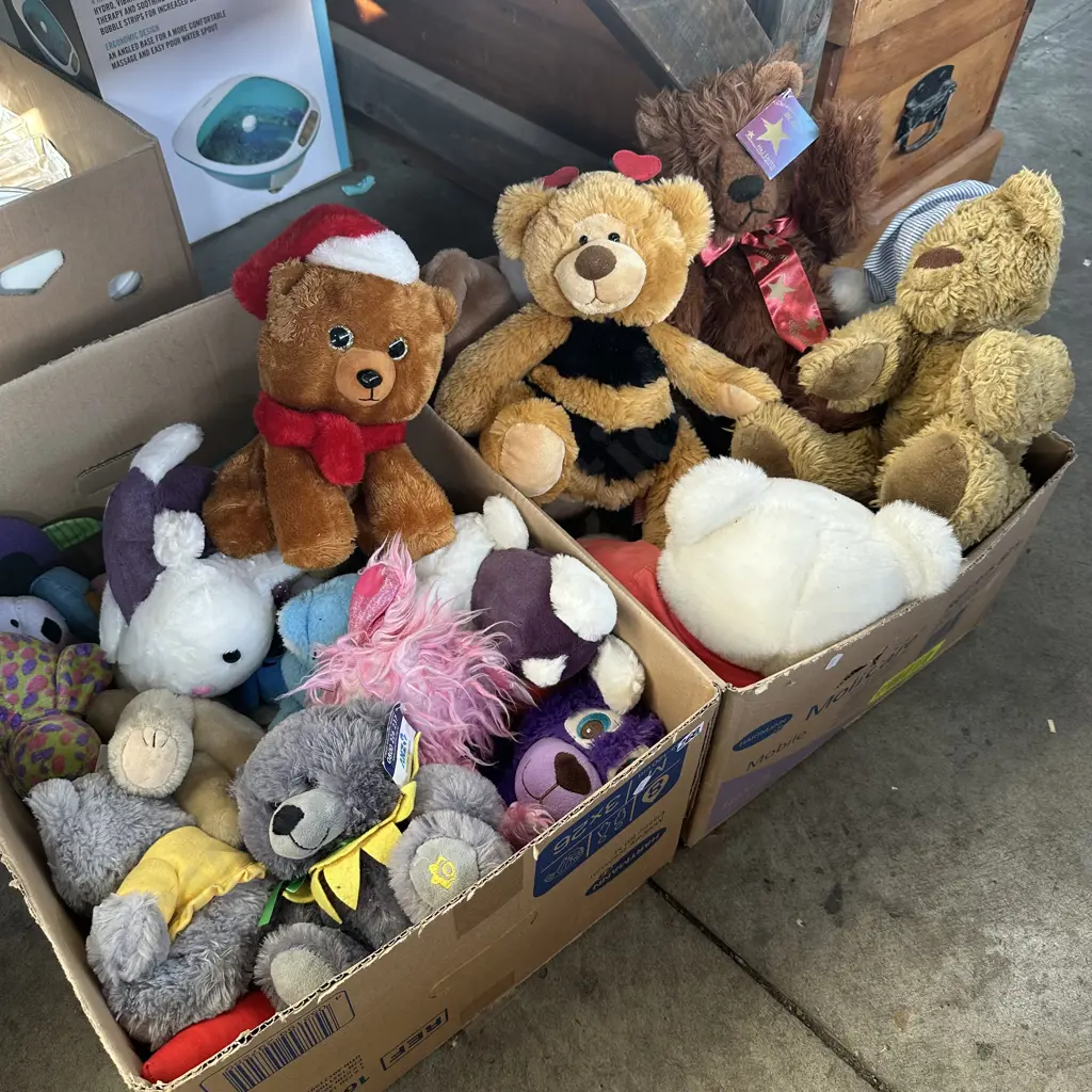 Two boxes of clean soft toys. Image 1++