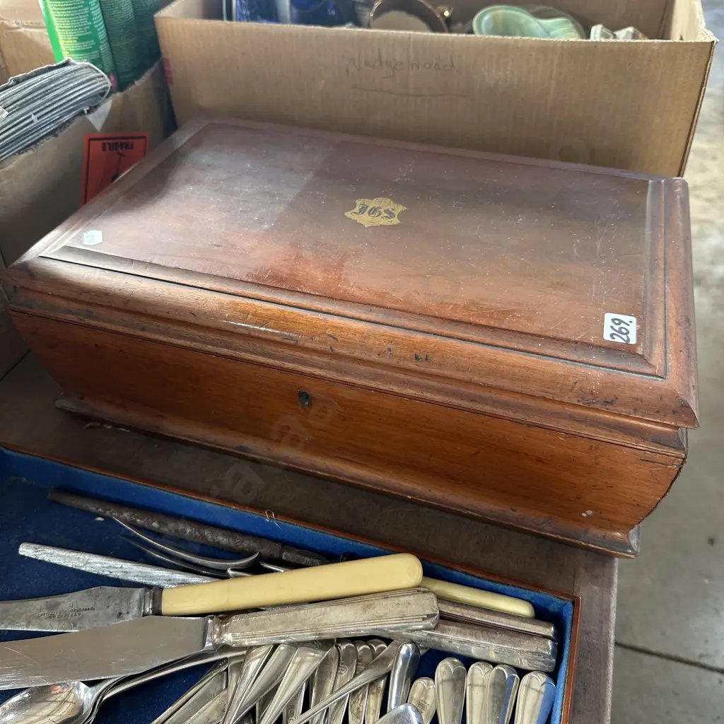 Silver cutlery and wooden box Image 1++