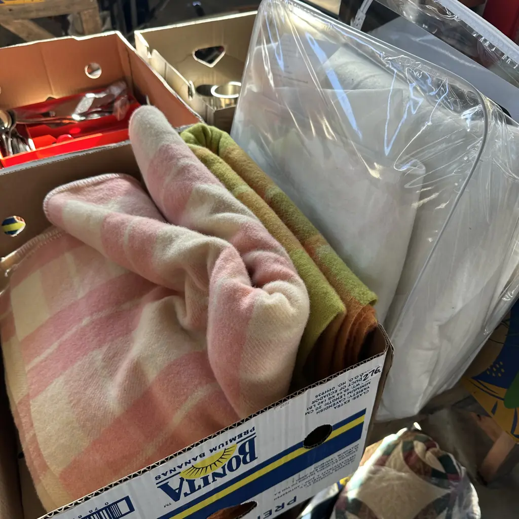 Two vintage blankets, electric blanket. Image 1++